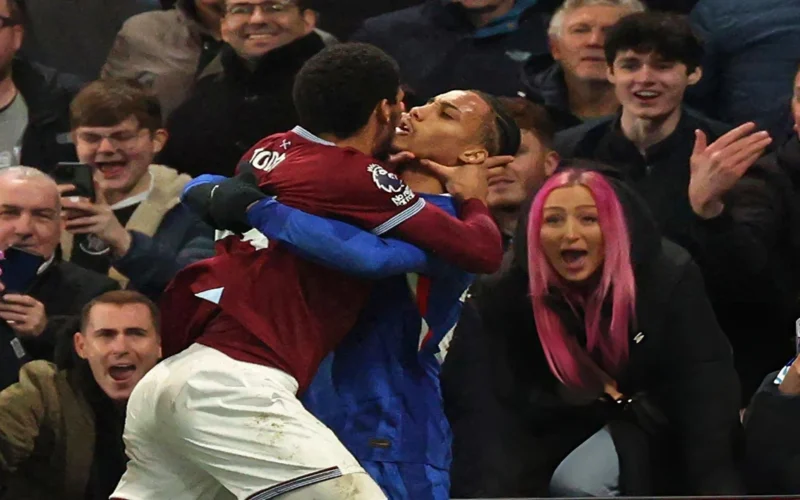 فوضى عارمة.. اشتباكات عنيفة تحول مباراة تشيلسي ووست هام إلى حلبة مصارعة بالبريميرليغ